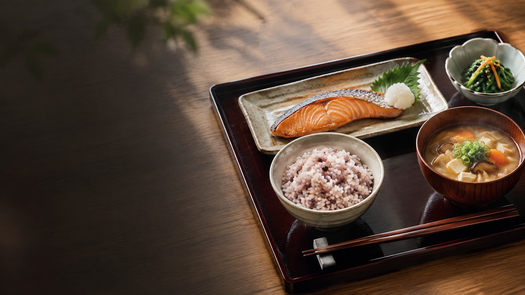 鮭の塩焼き・雑穀米・ほうれん草のおひたし・味噌汁の和の朝食